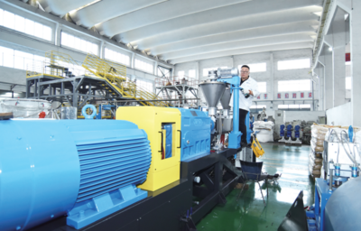 赶制订单忙生产，机械设备研发助力产业升级